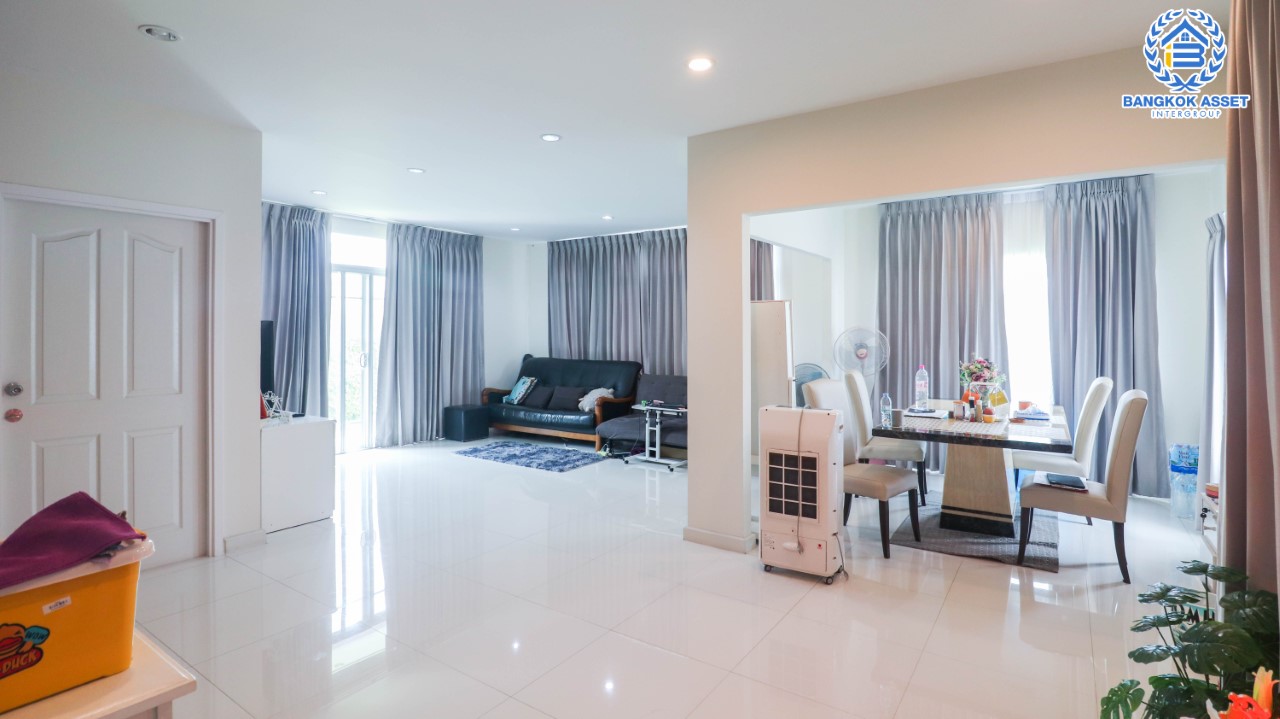 บ้านเดี่ยวมือสอง ม.ภัสสร26 ราชพฤกษ์-ติวานนท์ หลังมุม เนื้อที่กว้างขวางกว่า 90.90 ตร.ว. ฟังก์ชัน 3 ห้องนอน 3 ห้องน้ำ จอดรถได้ 2 คัน สภาพใหม่เหมือนมือหนึ่ง พร้อมเข้าอยู่ ทำเลเดินทางสะดวก หน้าโครงการติดถนนถนนราชพฤกษ์ ใกล้ทางด่วน "ศรีสมาน"